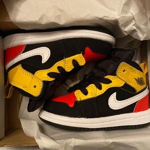 Jordan 1 Mids for toddler. Black, orange, yellow. Size 4c